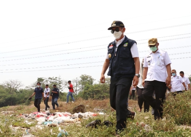 Pj Bupati Bekasi Sidak Tempat Pembuangan Sampah TPS Di Bantaran