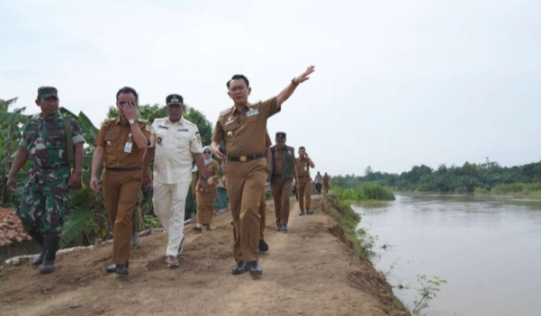 Pj Bupati Bekasi, Dani Ramdan, Tinjau Langsung Lokasi Tanggul Sungai ...